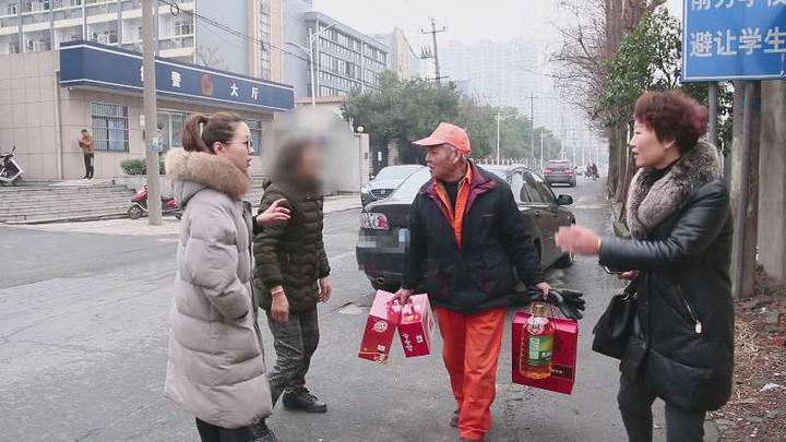 保洁捡到一万元手镯,捡来的金手镯怎么处理