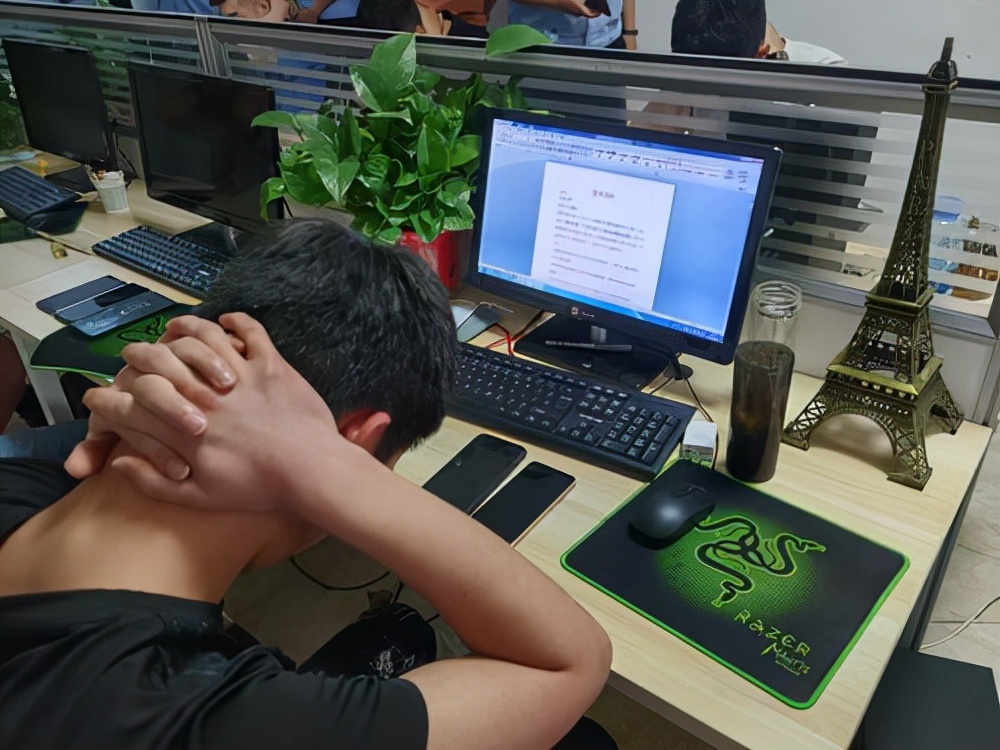 介绍人自导自演，男子和女方没见面就转39万，订婚宴上全是请的托