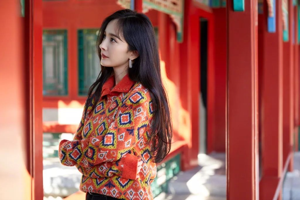 杨幂鱼尾辫发型火了,杨幂同款发型双麻花翘辫