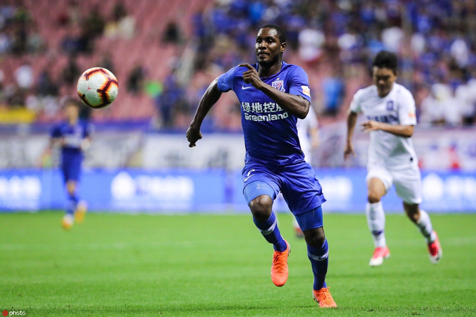 李建滨技不如人就踢人发泄?队友都脸红!申花球迷和曹赟定对骂?