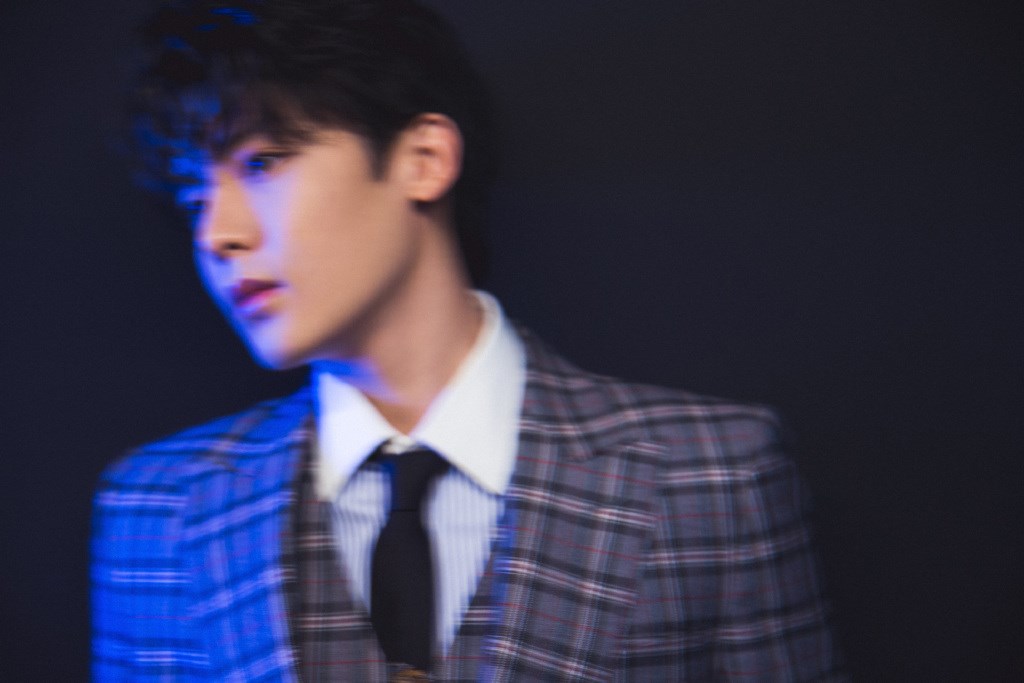 侯明昊撞色私服穿搭图文,吴磊侯明昊复古摩登大片