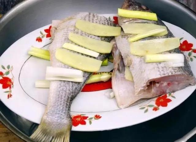 清蒸鱼先放酱油还是先放盐,清蒸鱼放酱油的诀窍