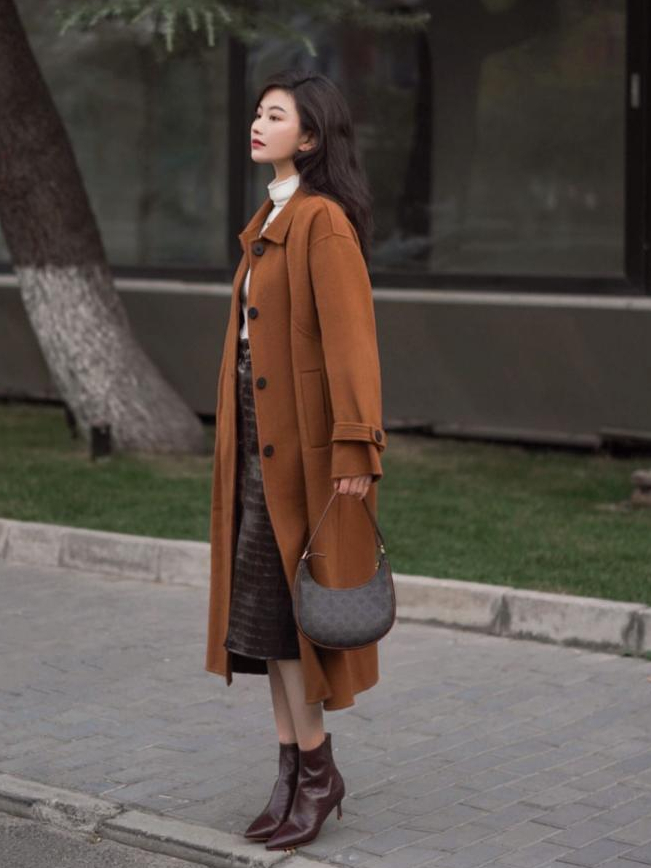 大衣裙子冬天绝配,大衣配什么裙子冬天穿好看