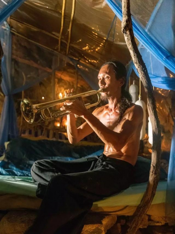 男子投资50万带老婆住山洞,48岁男子卖掉豪宅