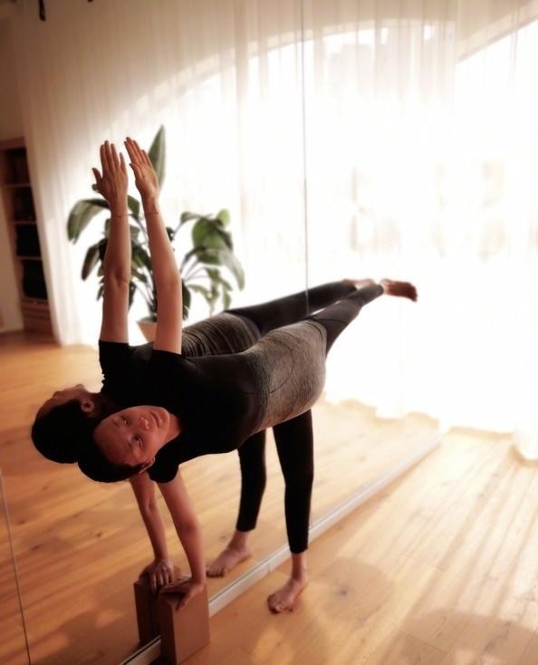 蒋勤勤挺孕肚做瑜伽视频,幸福三重奏蒋勤勤怀孕做瑜伽