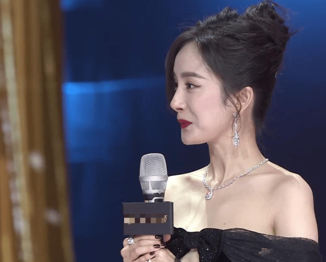 杨幂一放生图就有了老感，穿抹胸裙手臂肥壮，脸也开始松垮下垂