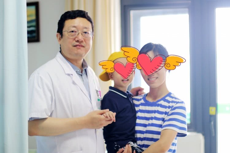 小孩被踢球砸到脑门头顶要不要紧,两岁孩子后脑勺被足球砸到