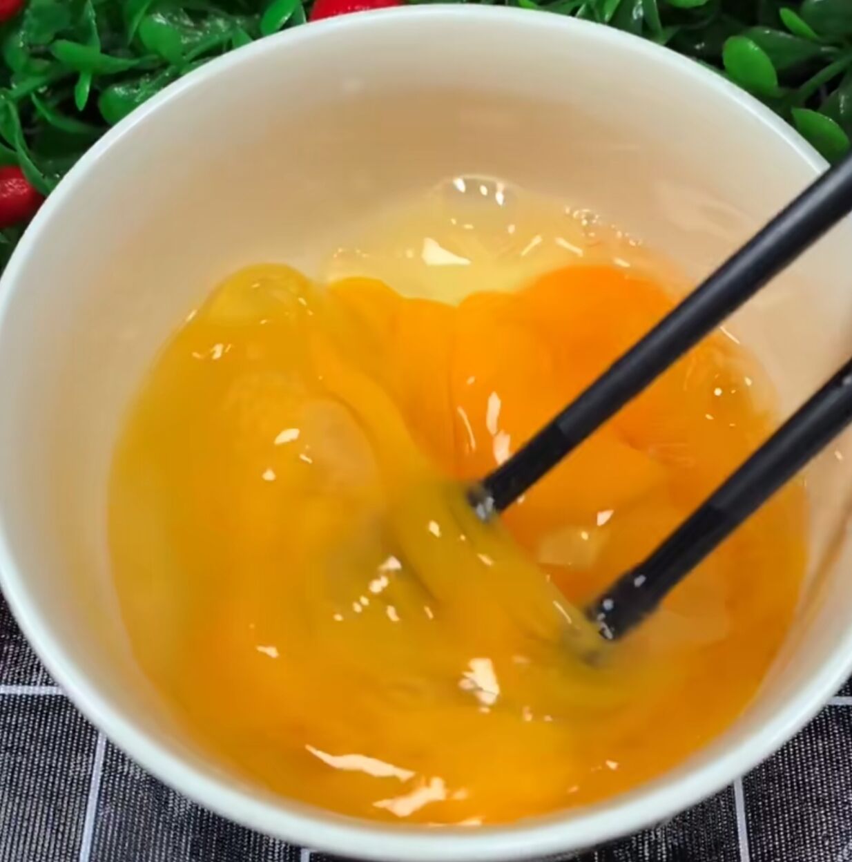 蒸鸡蛋羹怎么滑嫩无蜂窝,蒸出来的鸡蛋羹蜂窝状怎么回事