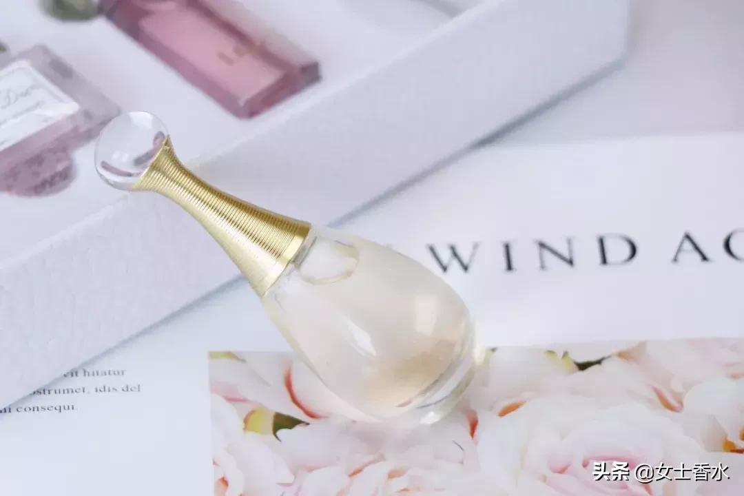 说好的一起自然素面朝天，你却偷偷的喷了香水……