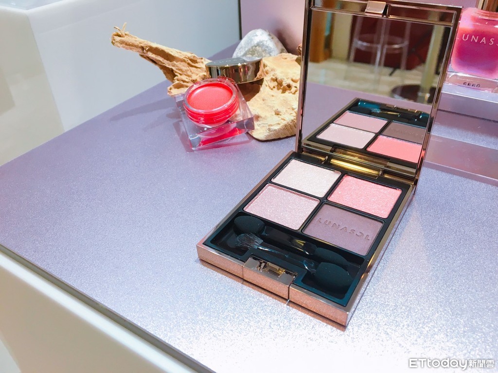 lunasol猫眼石眼影画法图片,lunasol眼影画法