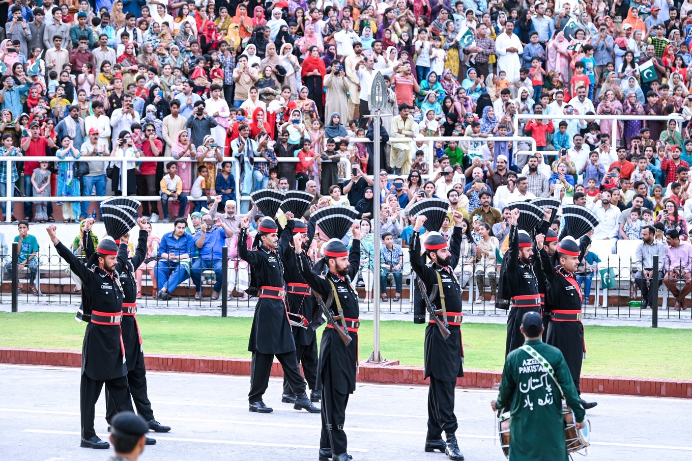全世界最奇葩的表演,世界上最奇葩升降旗印巴