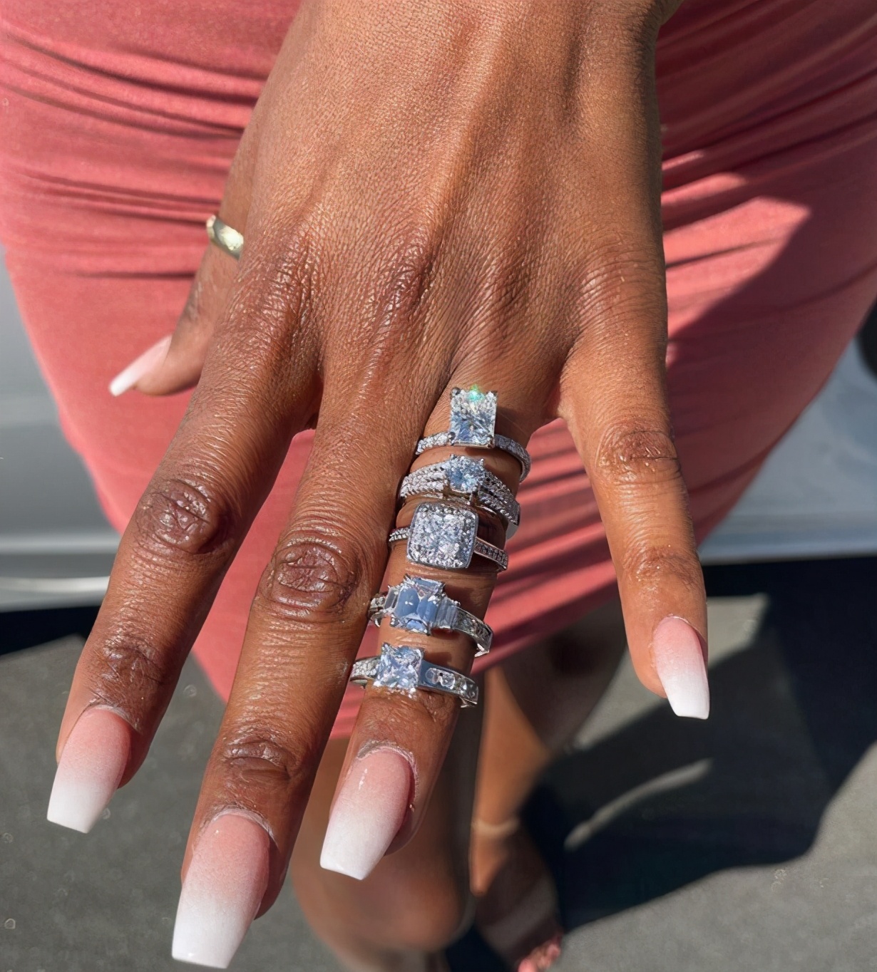 富豪向限量款钻戒求婚 (外国人向女友求婚送粉色宝石钻戒)