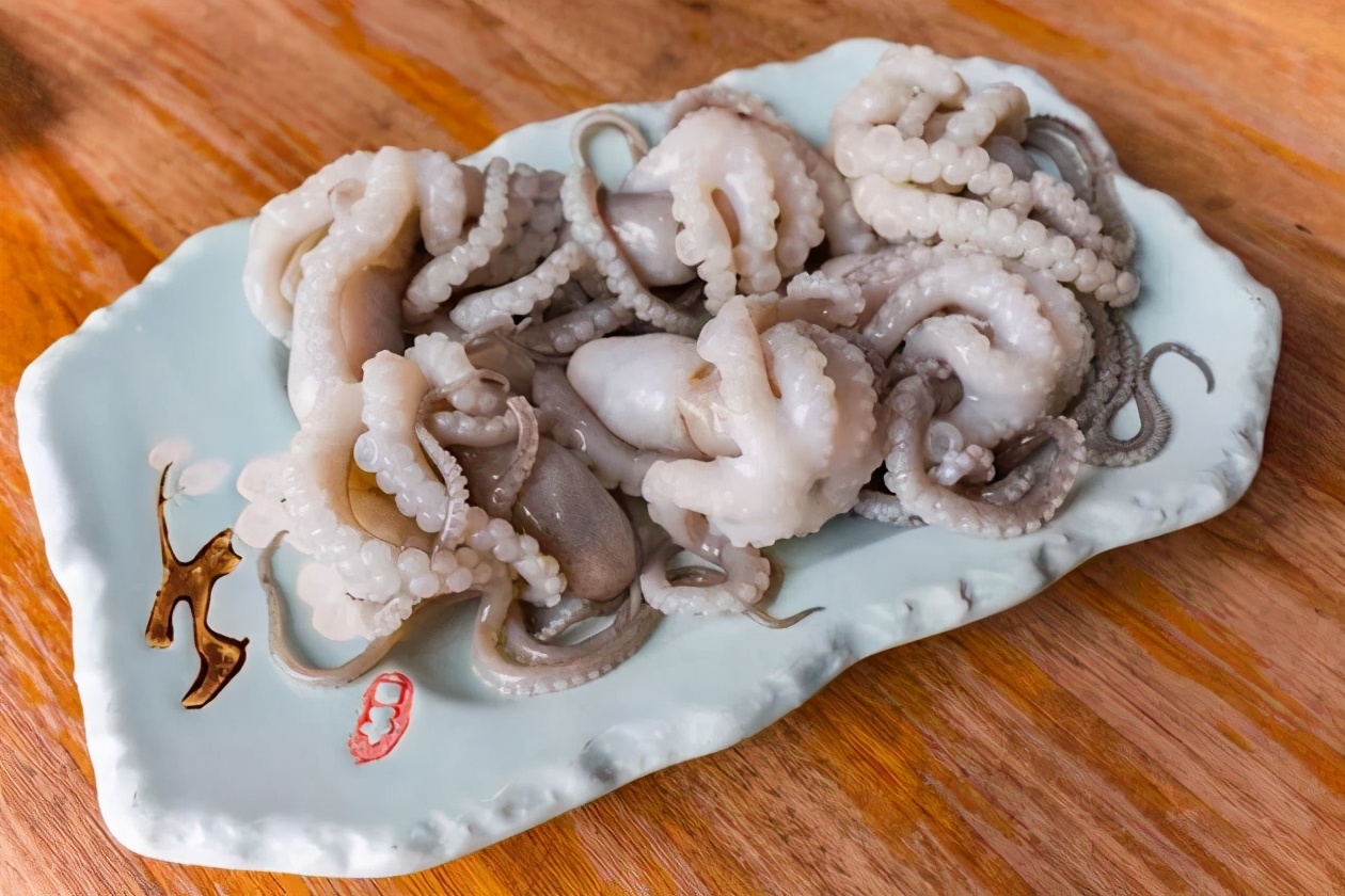 生吃章鱼被章鱼吸住喉咙,活吃章鱼它会痛吗