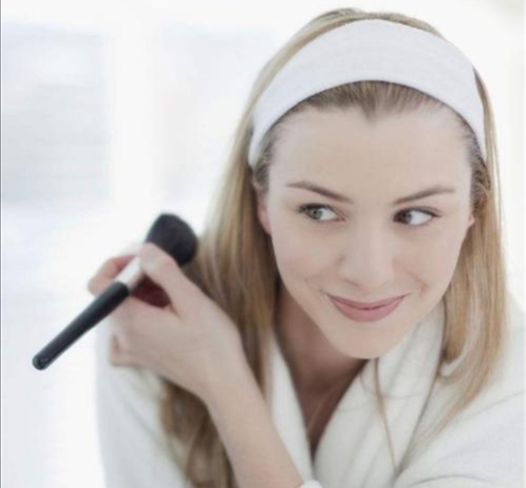 脸色发黄发暗不脱妆的粉底液,早上涂的粉底中午脸就暗沉了