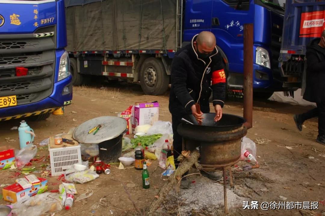 在车上过了14天，这9名徐州大货司机被人民日报点赞，感动上千万网友