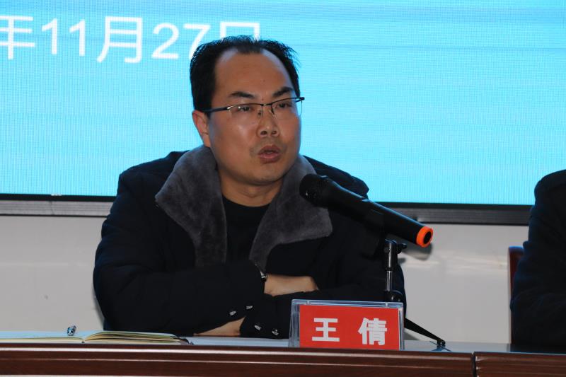 邻水县英才实验学校召开家长培训及家长会。