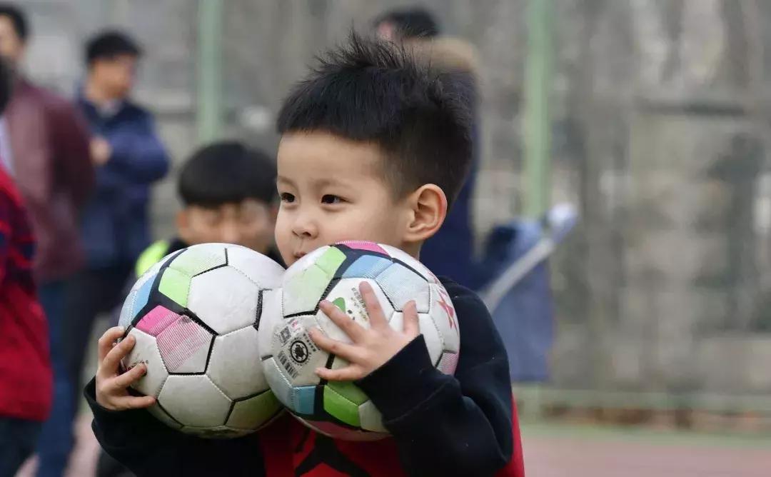 让小孩踢职业足球,如何培训孩子踢职业足球