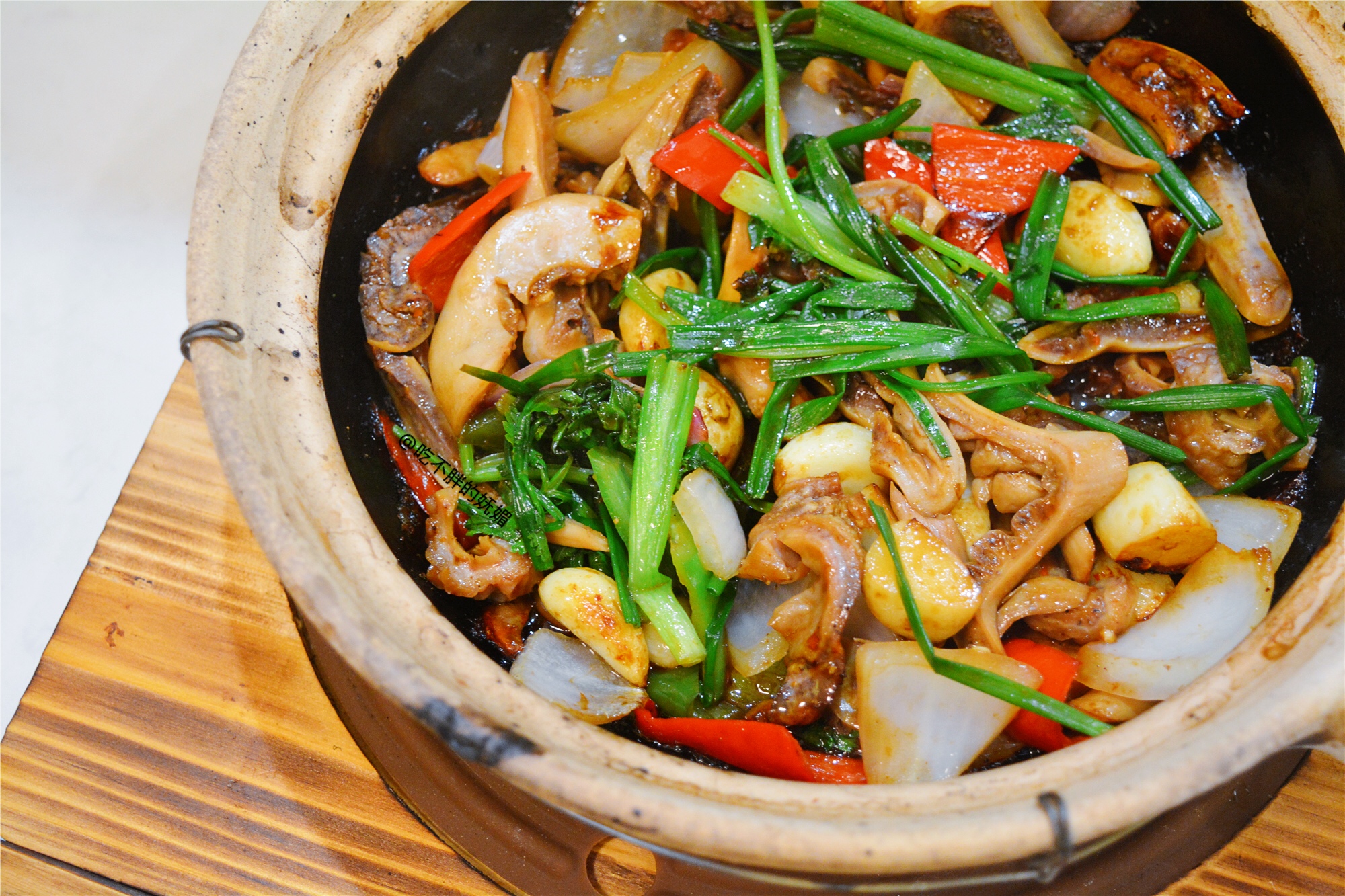 厨师拖着砂煲小跑上菜，这份200℃的广式沸腾，你不尝尝？