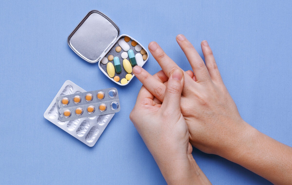 吃别嘌醇降尿酸期间引起痛风,吃别嘌醇尿酸再下降了痛风还发作