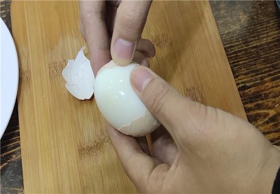煮鸡蛋这样做鸡蛋软嫩鲜香好剥壳,白水煮鸡蛋怎么煮好剥壳