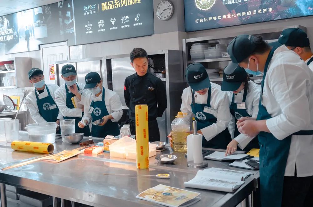 披萨烤完为什么会回缩,烤箱做披萨怎么不回缩