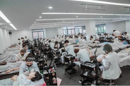 纹唇20多年后吃辣的就肿发红发黑,纹唇后大面积发黑