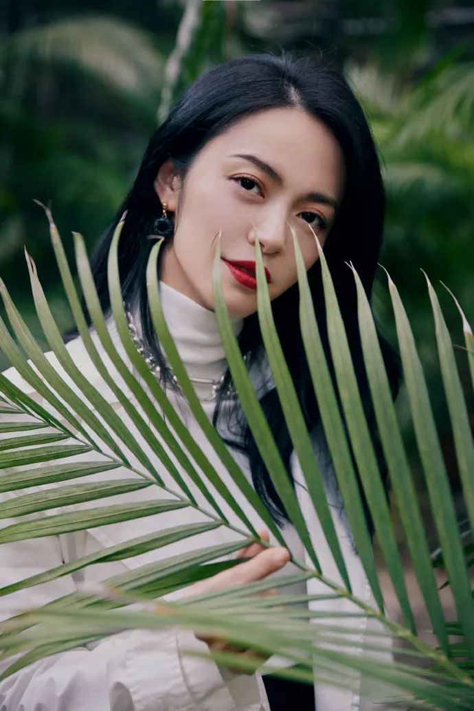 姚晨又把衬衫穿出高级范,姚晨穿紫色衬衫内搭黑色吊带裙