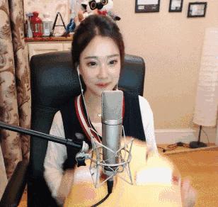 19岁少年，花318万舔到女主播，到底值不值？