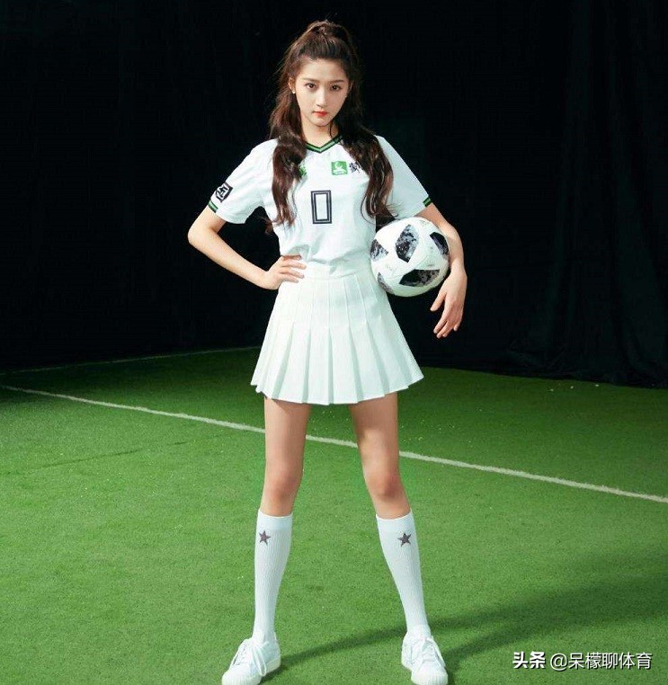 黄圣依关晓彤足球装,明星也喜欢朱婷