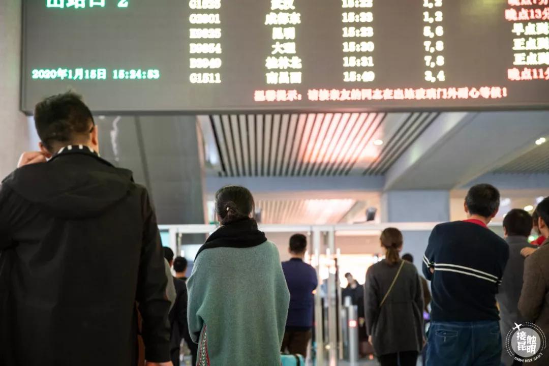 直击春运首日各地出行现场,春运首日直击带上祝福温暖回家