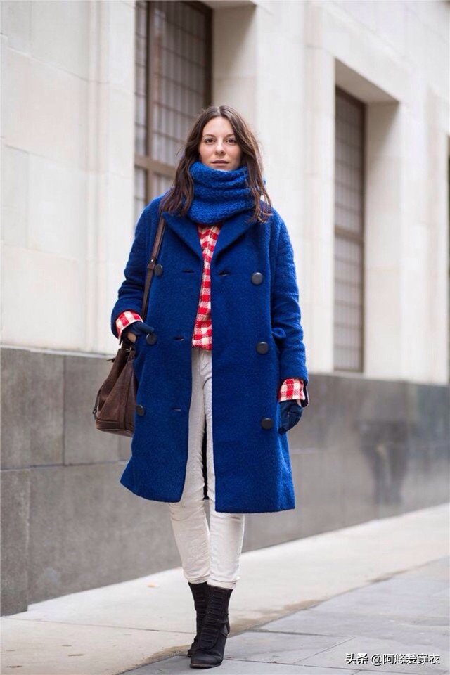 焦糖色大衣和蓝色大衣哪个更好看,焦糖色大衣如何穿出高级感