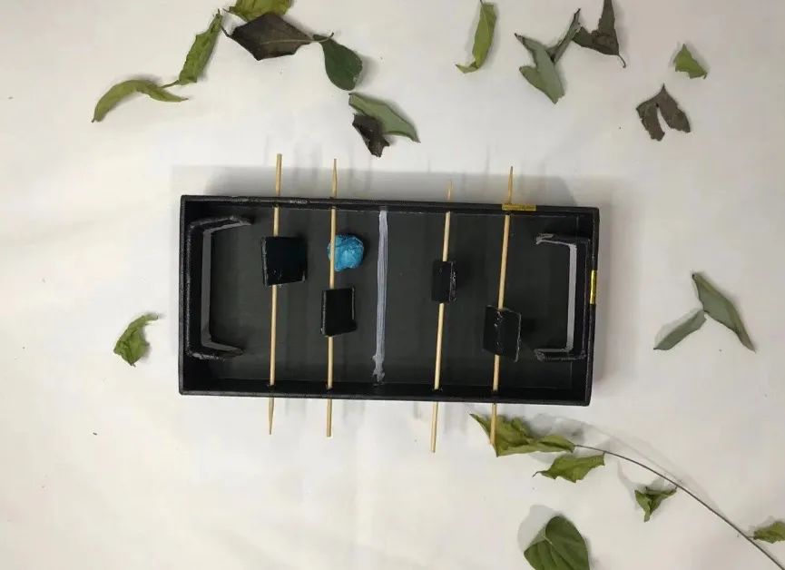 简单的足球小制作,纸盒桌上足球