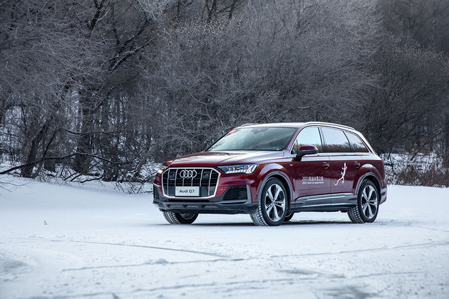 冰面爬坡a4,奥迪a4l四驱加速比赛