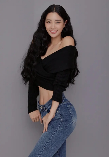 李成敏最迷人视频,李成敏白色深v礼服