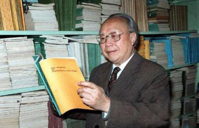 钱伟长大学后身高,钱伟长国足