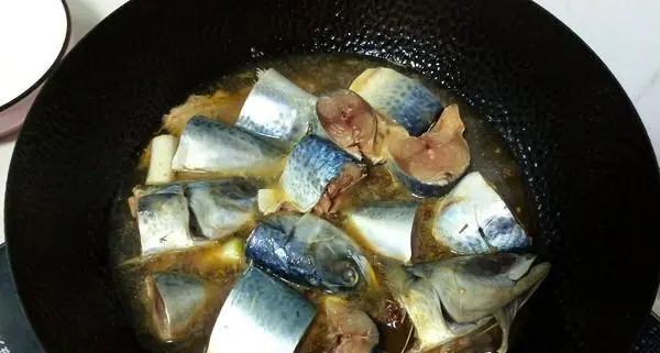 鱼刺咽下去喉咙难受怎么办,鱼刺卡喉别用喝醋吞饭等土方法