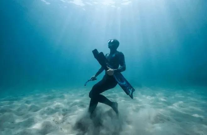 小姐姐在水下憋气100秒探险,小姐姐水下憋气挑战100秒