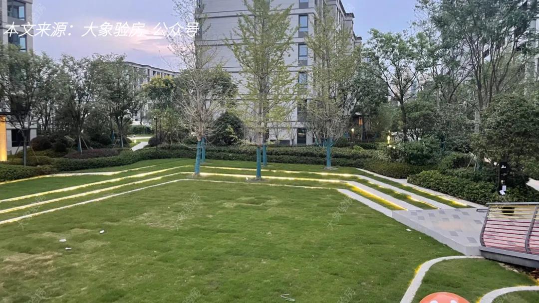 收房发现墙顶维修痕迹,精装房交房时踢脚线乳胶漆脱落