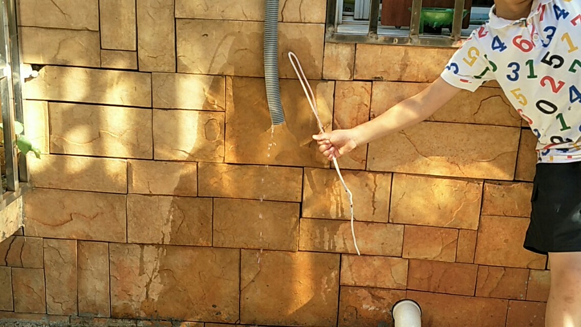 空调管漏水导致墙壁受潮怎样处理,空调排水管露在墙壁怎么办