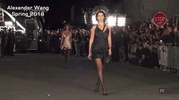 超模bellahadid现场喷制礼服,bellahadid变身复古摩登女郎