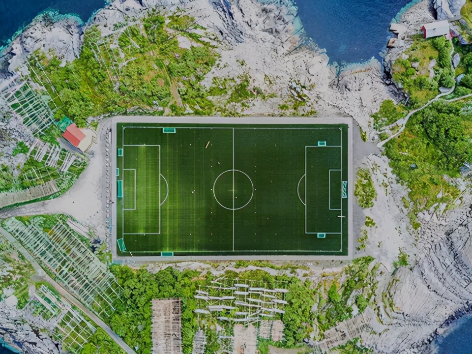 它建在只有30公顷的小岛上，网友：一脚就踢到海里了