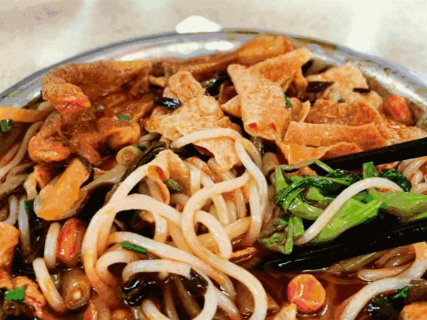 能臭一整栋楼的螺蛳粉，为什么那么臭，还有那么多人爱吃？