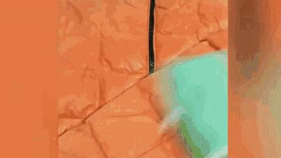 浅色的衣服有油污渍怎么办,如何清洗衣服上的顽固油污渍