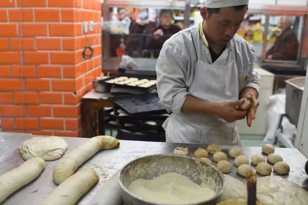 重开一月，排队不减！“北京芝麻最多的烧饼”店店主揭秘神秘传统