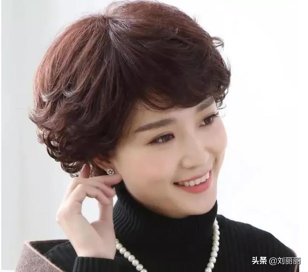 70岁白发阿姨换款发型堪比整容,70岁白发阿姨换款发型