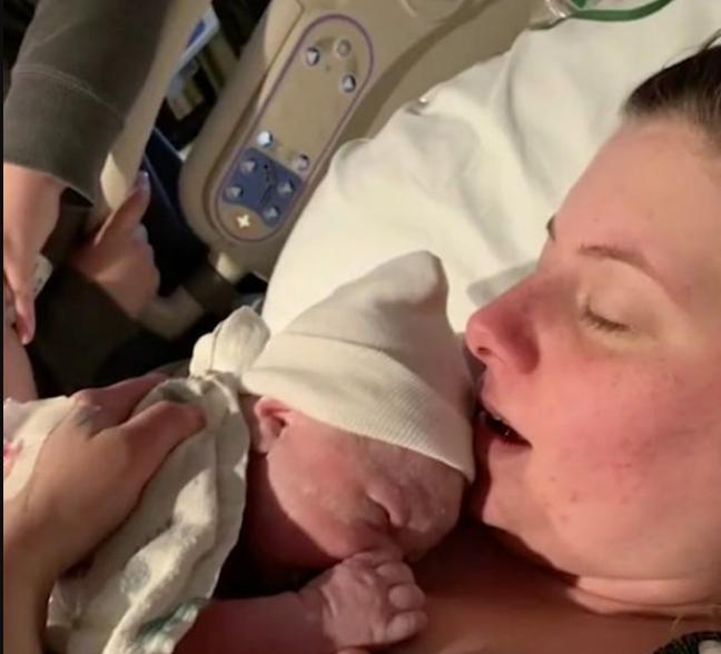 美国妈妈亲吻宝宝的危害新闻,美国妈妈亲婴儿嘴巴