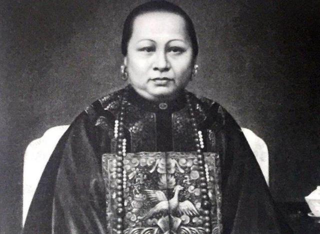 香港女子被犹太商人抛弃，生下两个孩子后，意外成为香港第一望族