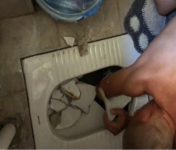 百岁老人被卡马桶消防10分钟救出,七旬老人被卡一夜消防员钻墙缝救