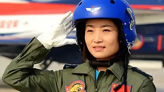 金孔雀余旭的最后一程：36万群众手捧菊花送别，墓前4架飞机模型