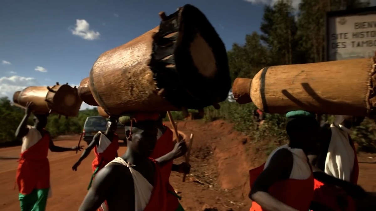 非洲布隆迪的赚钱天才,骑着自行车运香蕉扒车门,满身绝活无人敌